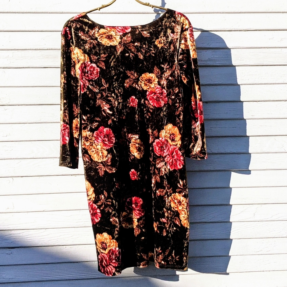 Velvety floral mini